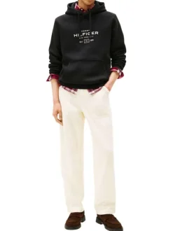 Sweat noir motif fantaisie pourvu d'un col à capuche avec cordons de serrage