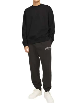 Sweat noir uni avec une coupe droite un col rond et des manches longues