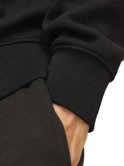 Sweat noir uni avec une coupe droite un col rond et des manches longues