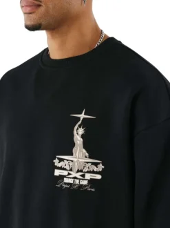 Sweat noir uni avec un imprimé sur la poitrine et un col rond