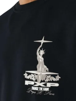 Sweat noir uni avec un imprimé sur la poitrine et un col rond