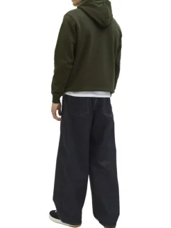 Sweat vert uni avec une coupe droite un col à capuche et des manches longues