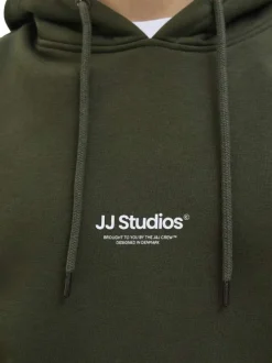 Sweat vert uni avec une coupe droite un col à capuche et des manches longues