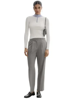 Sweat zippé beige et ciel avec une coupe droite et un col camionneur