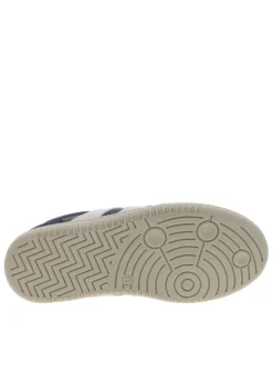 Tennis bleu marine à talon plat avec un patch de la marque à la languette