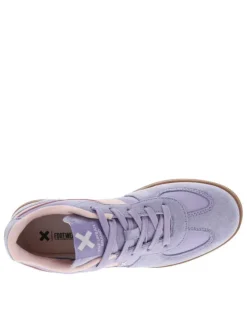 Tennis lilas à talon plat avec semelle marron et lacets plats tressés