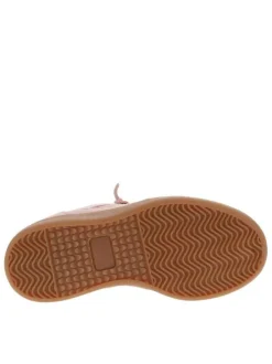 Tennis roses à talon plat avec des lacets ronds et un patch sur la languette