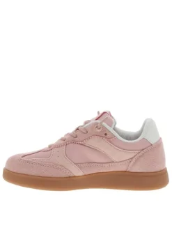 Tennis roses à talon plat avec des lacets ronds et un patch sur la languette