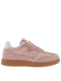 Tennis roses à talon plat avec des lacets ronds et un patch sur la languette