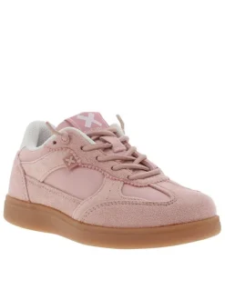 Tennis roses à talon plat avec des lacets ronds et un patch sur la languette