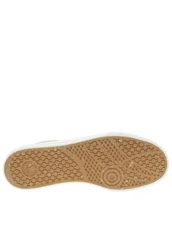 Tennis beiges avec une fermeture à lacets et des surpiqûres blanches