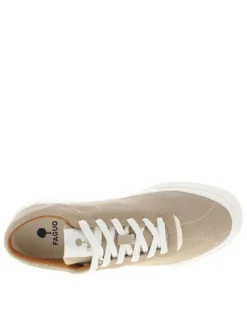 Tennis beiges avec une fermeture à lacets et des surpiqûres blanches