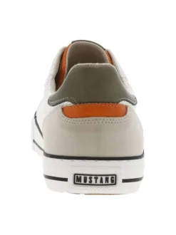 Tennis beiges et blanches avec des petits trous à semelle plate et à lacets
