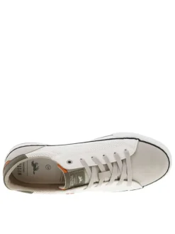 Tennis beiges et blanches avec des petits trous à semelle plate et à lacets