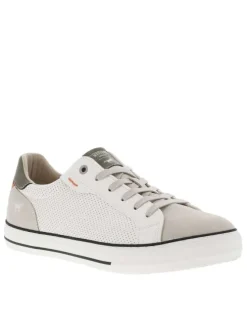 Tennis beiges et blanches avec des petits trous à semelle plate et à lacets