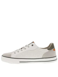 Tennis beiges et blanches avec des petits trous à semelle plate et à lacets