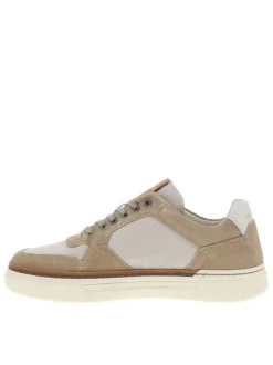 Tennis beiges et marron en cuir avec un talon plat et des lacets