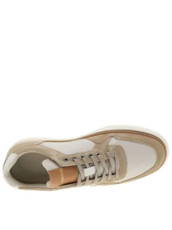 Tennis beiges et marron en cuir avec un talon plat et des lacets