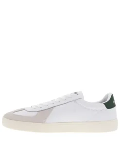 Tennis blanches avec des détails verts à semelle plate et à lacets plats