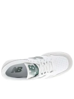 Tennis blanches à détails verts avec des lacets plats tressés
