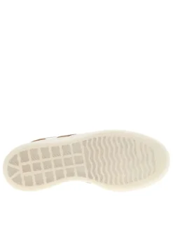 Tennis blanches et beiges en cuir avec un talon plat et des lacets