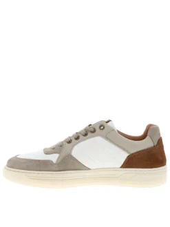 Tennis blanches et beiges en cuir avec un talon plat et des lacets