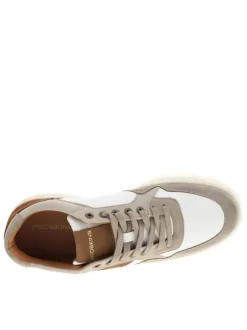 Tennis blanches et beiges en cuir avec un talon plat et des lacets