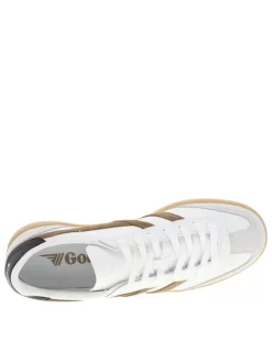 Tennis blanches et marron en cuir avec un talon plat et des lacets