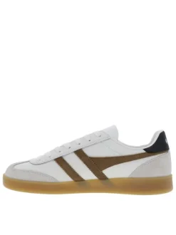 Tennis blanches et marron en cuir avec un talon plat et des lacets