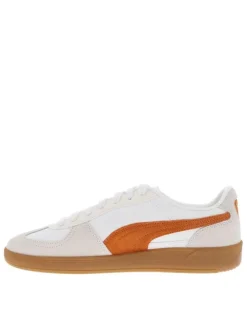 Tennis blanches et oranges avec des empiècements en daim et à lacets plats
