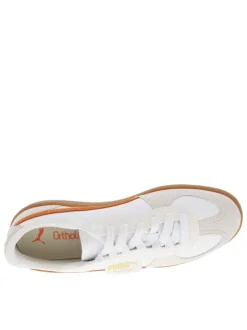 Tennis blanches et oranges avec des empiècements en daim et à lacets plats
