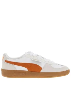 Tennis blanches et oranges avec des empiècements en daim et à lacets plats