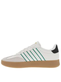 Tennis blanches et vertes en cuir à semelle marron avec logo jaune et lacets