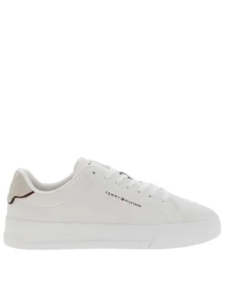 Tennis blanches à talon plat avec des lacets plats et un logo sur la languette