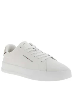 Tennis blanches à talon plat avec des lacets plats et un logo sur la languette