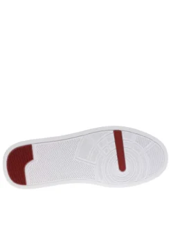Tennis blanches à talon plat avec des lacets plats et un logo sur le côté