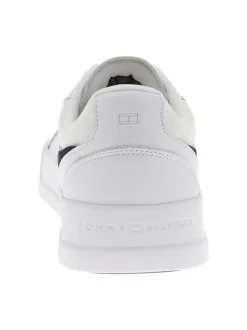 Tennis blanches à talon plat avec des lacets plats et un logo sur le côté