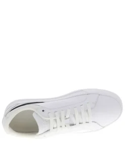 Tennis blanches à talon plat avec des lacets plats et un logo sur le côté