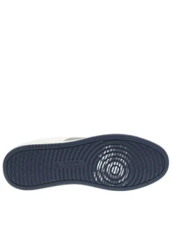 Tennis blanches à talon plat avec la marque en relief et des lacets blancs