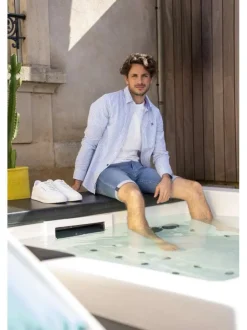 Tennis blanches à talon plat avec le contrefort en nubuck marine