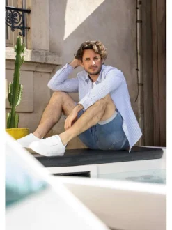 Tennis blanches à talon plat avec le contrefort en nubuck marine