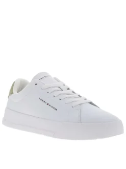 Tennis blanches à talon plat avec un logo embossé sur la languette