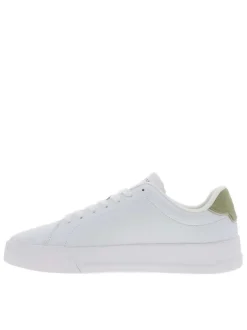 Tennis blanches à talon plat avec un logo embossé sur la languette