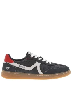 Tennis bleues marine avec des petits trous à semelle plate et à lacets plats