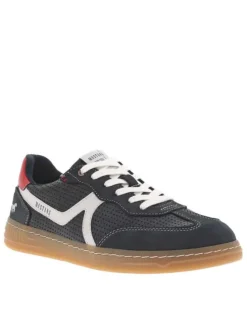 Tennis bleues marine avec des petits trous à semelle plate et à lacets plats
