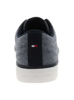 Tennis bleu marine avec un talon plat et pourvu de lacets blancs