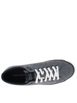 Tennis bleu marine avec un talon plat et pourvu de lacets blancs