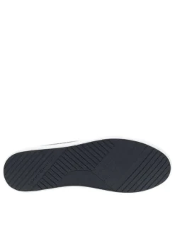 Tennis bleu marine avec un talon plat et pourvu de lacets blancs
