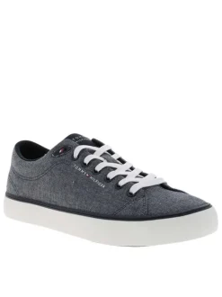 Tennis bleu marine avec un talon plat et pourvu de lacets blancs