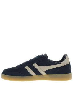 Tennis bleu marine en cuir nubuck avec un talon plat et des lacets